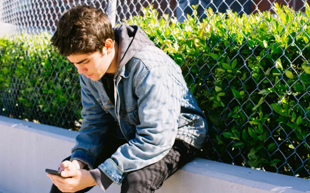 Excessive phone usage linked to increased risk of mental health issues in teenagers