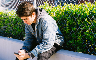 Excessive phone usage linked to increased risk of mental health issues in teenagers