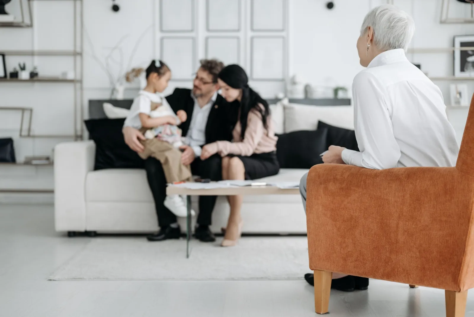 Family meeting with a therapist during a family therapy session